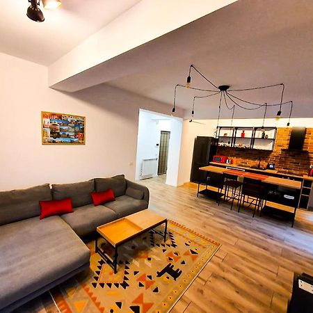 Urban Retreat: Industrial Chic 1Br Ap - Heart Of Bucharest Leilighet Eksteriør bilde