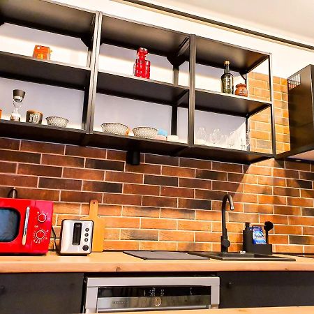Urban Retreat: Industrial Chic 1Br Ap - Heart Of Bucharest Leilighet Eksteriør bilde