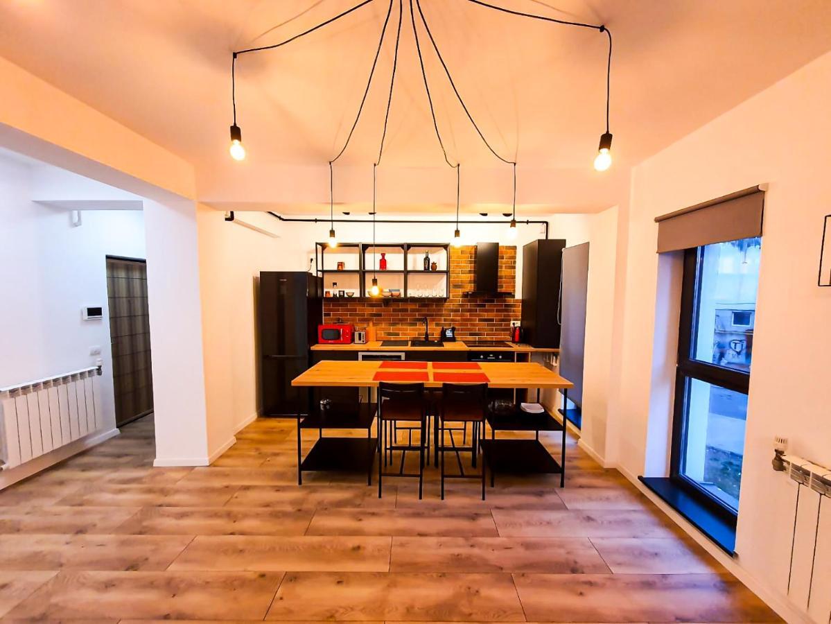 Urban Retreat: Industrial Chic 1Br Ap - Heart Of Bucharest Leilighet Eksteriør bilde